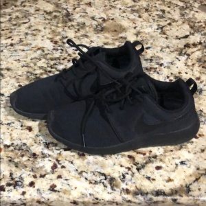 All Black Nike Women’s Rosche Size 7